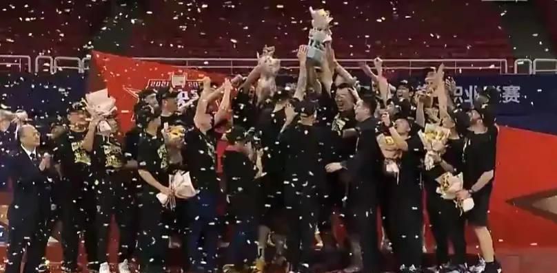 当时，我认为自己爱上了一个叫黛安娜的牙买加女人，她活泼外向，风趣可爱，内心却粗俗而卑劣。